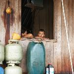 26.10.2007: Kinder in der Amazonas-Tankstelle / Niños en la gasolinera del Amazonas